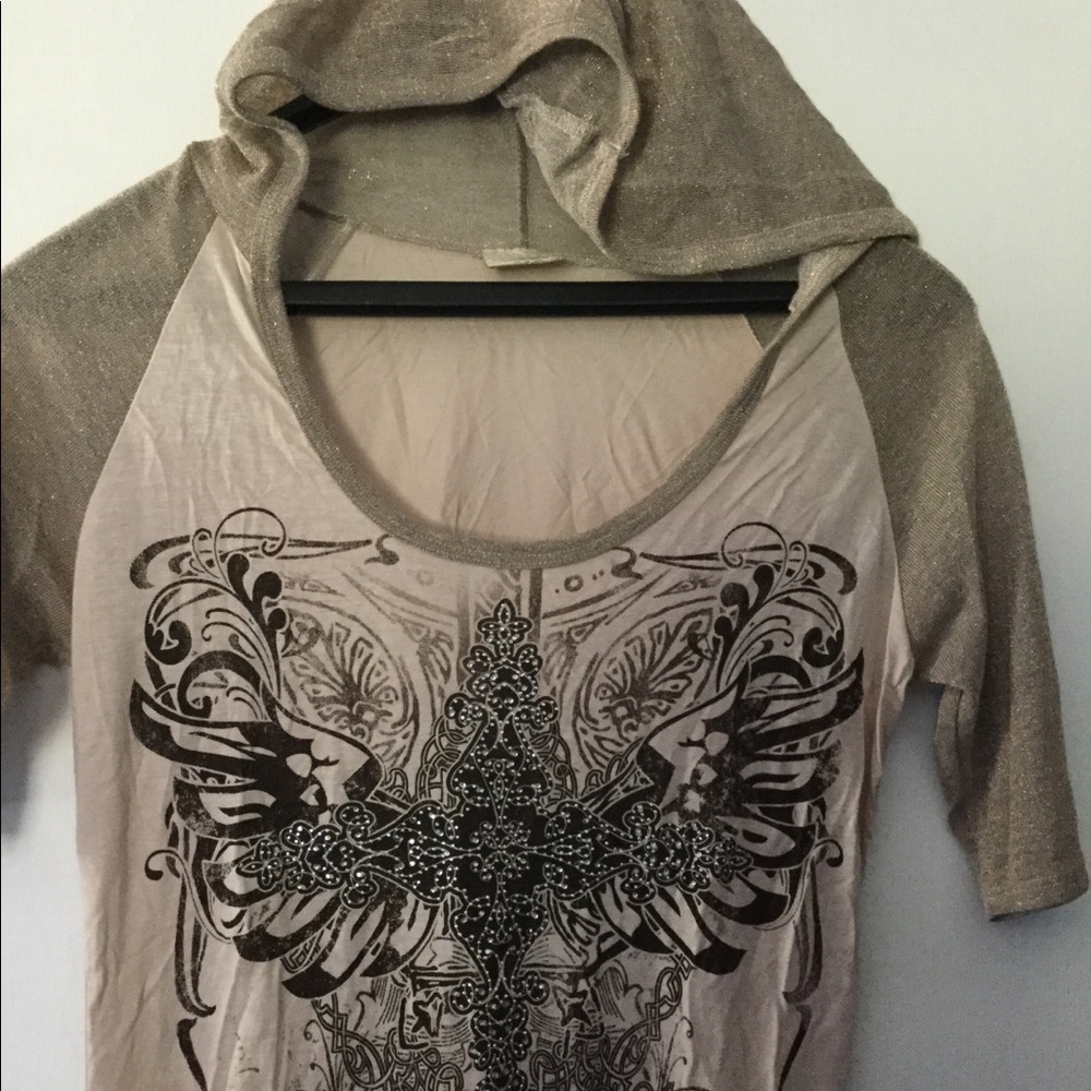 Hooded graphic short sleeve top.